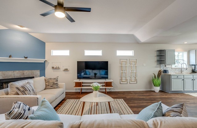 Stunning View at the Rim! Gated and CLEAN! 6 Flags, La Cantera, Top Golf <1mi