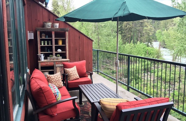 Stunning views of the river - Book NOW for October - Fall Peeping!