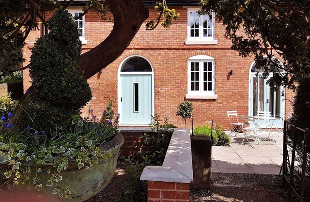 Stunning villa for 4 guests with WIFI, TV, pets allowed and parking