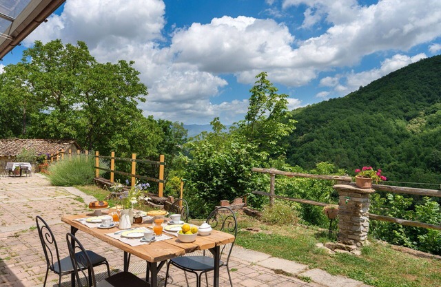 Stunning villa with WIFI, private pool, TV, panoramic view and parking, close to Florence