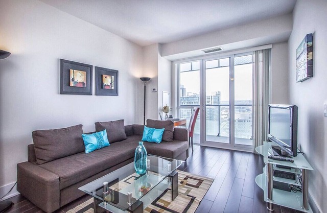 Stylish 1BR Apt with Skyline Views near CN Tower