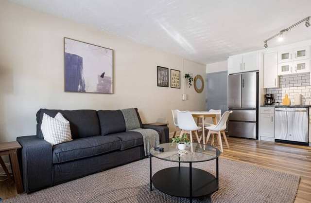 Stylish 1BR East Liberty Apt | King Bed Parking