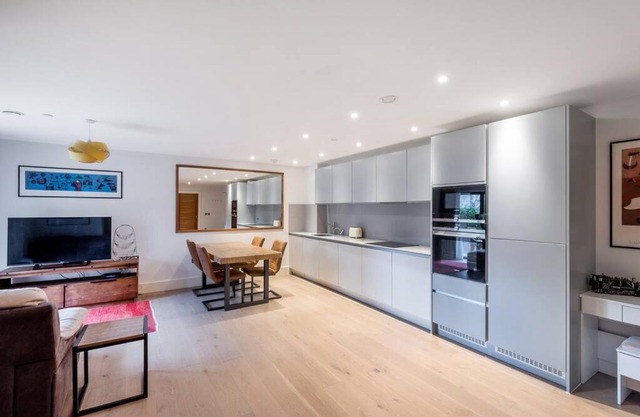 STYLISH 2 BED 2 BATH IN HIGHGATE & FREE PARKING
