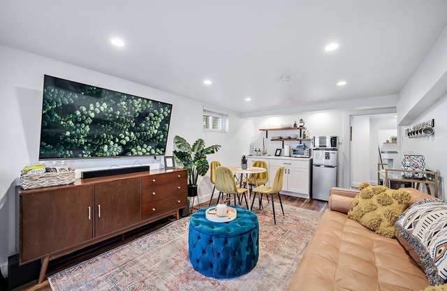 Stylish 2 bedroom Apt Steps from Tennyson/Regis