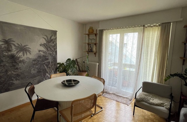 Stylish 2-Bedroom Flat w/Living Room, Balcony & Workspace in Zürich