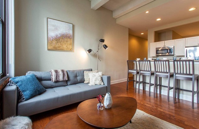 Stylish 2BR Apartment w Free onsite Parking, Gym, Full Kitchen