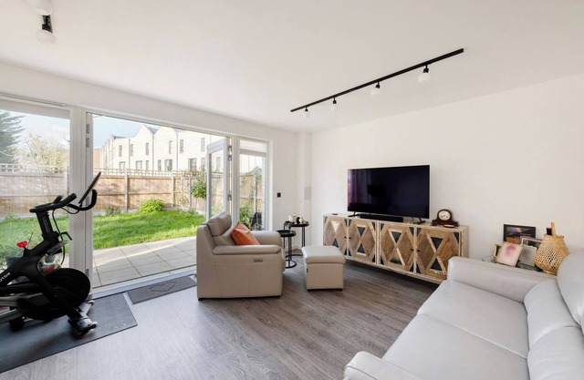 Stylish 3-Bed Townhouse with 3 Baths in Southgate