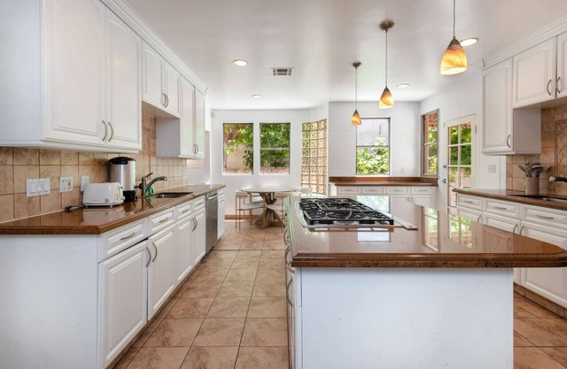 Stylish 5BR/4BA House with Private Jacuzzi