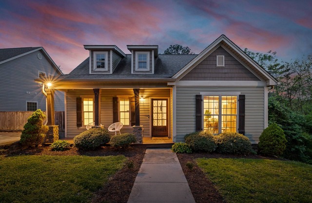 Stylish & Comfy ~ 5★ Location ~ Game Room ~ Decks!