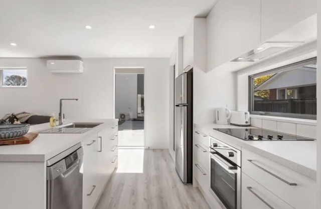 Stylish & Cozy Townhouse in CHCH