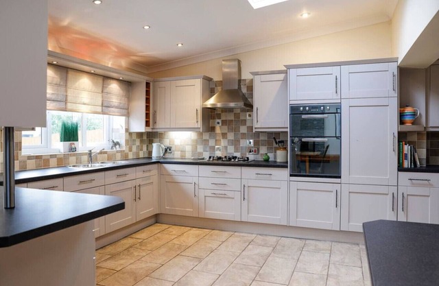Stylish Family Home Close To City Centre with Parking