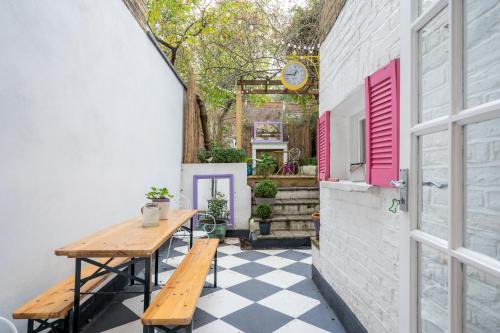 Stylish flat with private yard in Shepherd Bush