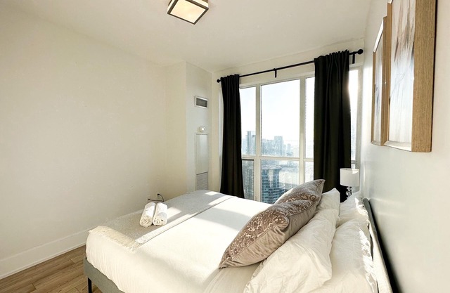 Stylish Front Street Suites - Free Parking