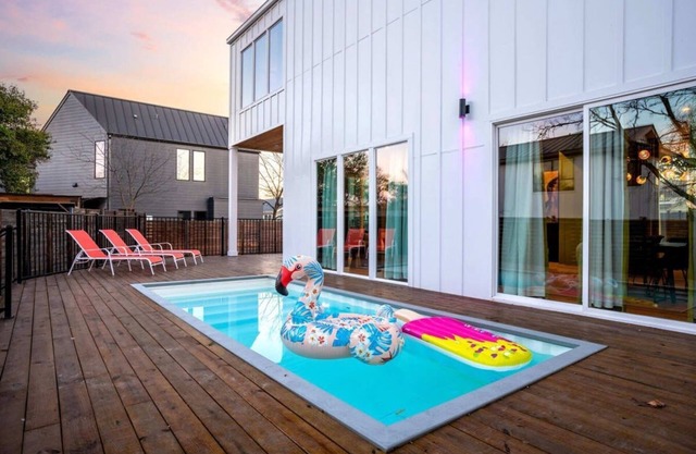 Stylish Home w Pool & Hot Tub near—South 1st St