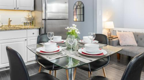 Stylish Ottawa Getaway for 6