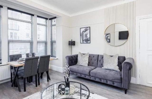 Stylish & Spacious 2BR City Centre Near High St by Luxiety Stays