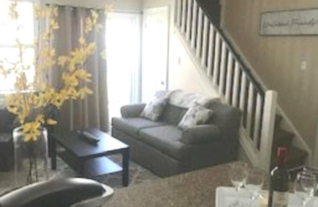Stylish & Spacious 2 Bedroom, 2 Bath Loft in Blue