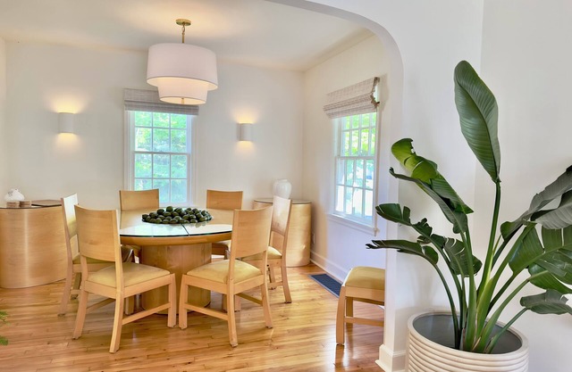 Stylish Summer Cottage Close to Beach & Town with 3 Beds/AC/Wifi/Fire Pit