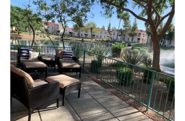Stylish Superstition Springs condo at the golf course!