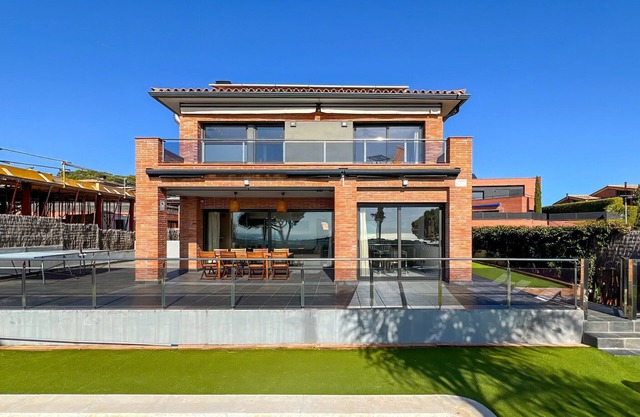 Stylish villa with saltwater pool