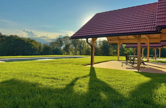 Stylish Wood Chalet with Heated Pool – Quiet Location, Forest & Meadows, Styria