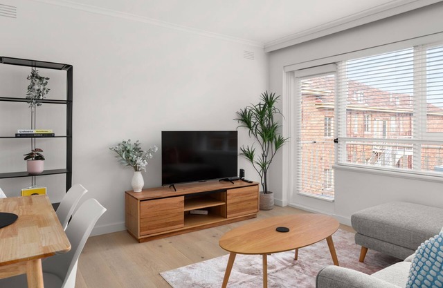 Sugar Blush - A stylish, fully renovated 2 bedroom apartment, just moments from the beach, Luna Park
