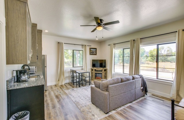 'Sugar Creek Apartment' on Cub River: Shared Yard!