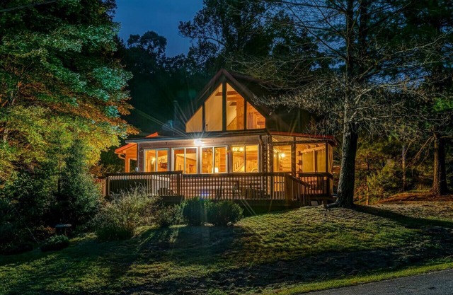 Sugar Hill Cabin 45 Min to Asheville Hot Tub Fire pit