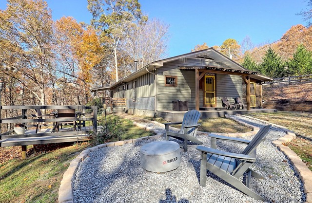 Sugar Maple Cottage-Secluded Mountain Retreat near Clayton & Highlands