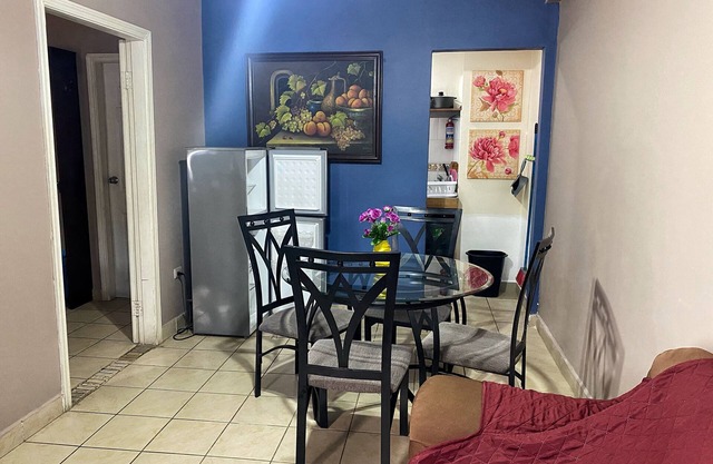 Suite 1 hab con 2 Camas, TV, Baño, Sala, Comedor, Escritorio, Cocina y Parqueo
