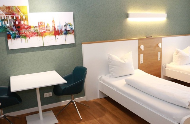 Suite/1st room with double bed (electrically adjustable beds), 2nd room two single beds with shared bathroom