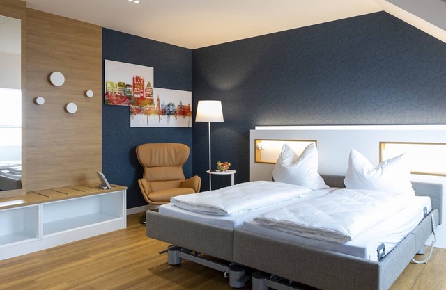 Suite/2 double rooms with shared bathroom (electrically adjustable beds)