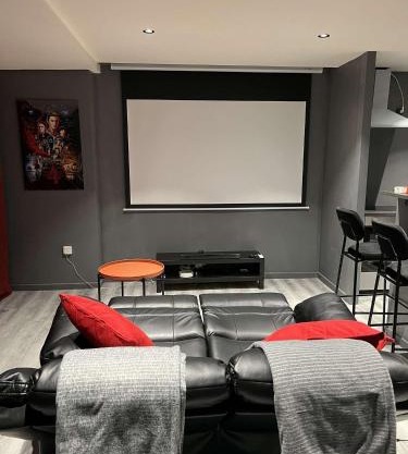 Suite CinéRoom à 25 min de Paris