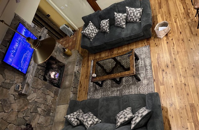Summer Spec 650 nt half mile town, Fireplace, Hot Tub, Pool Table, Heated Garage