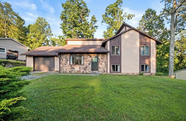 Summersville 3-Bedroom Retreat with Hot Tub, Game Room and Spacious Outdoor Deck