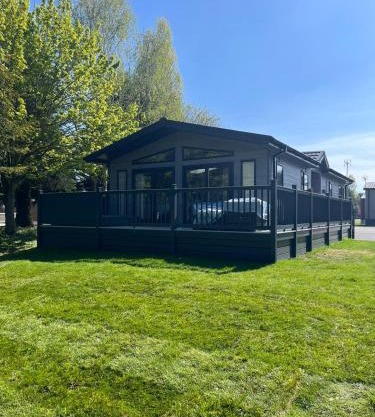 Sunbird Lodge with Hot Tub