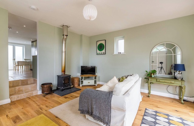 SUNDAY COTTAGE, pet friendly, with open fire in North Tawton