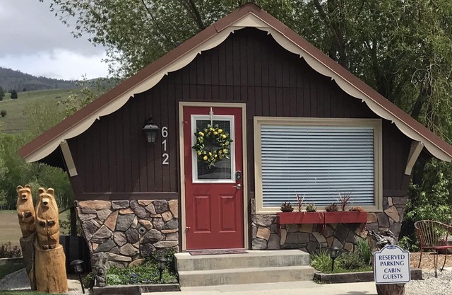 SunDown Cabin on Main Street in Darby