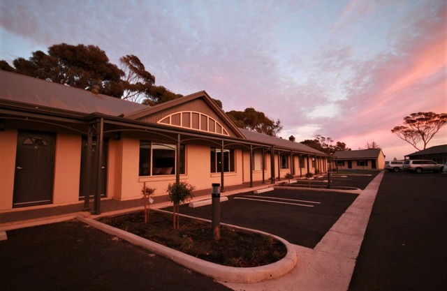 Sundowner Motel Hotel