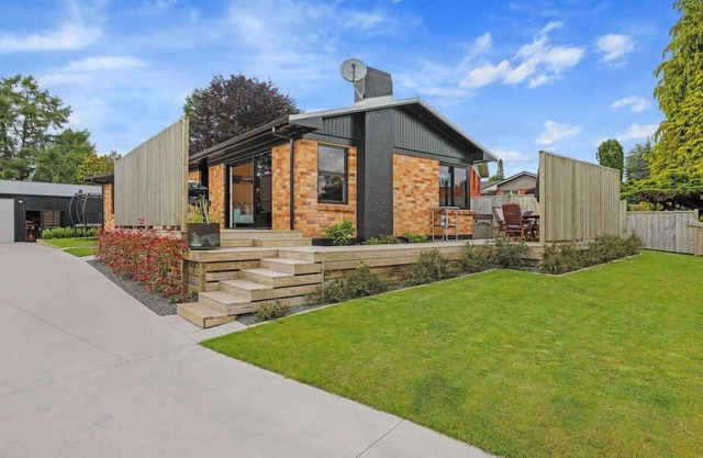 Sundrenched 70's | 3 Bed + Sleep-out with Spa Pool