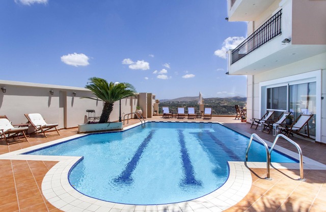 SUNLIGHT VILLA WITH PRIVATE POOL FOR FAMILIES AND FRIENDS TO ENJOY