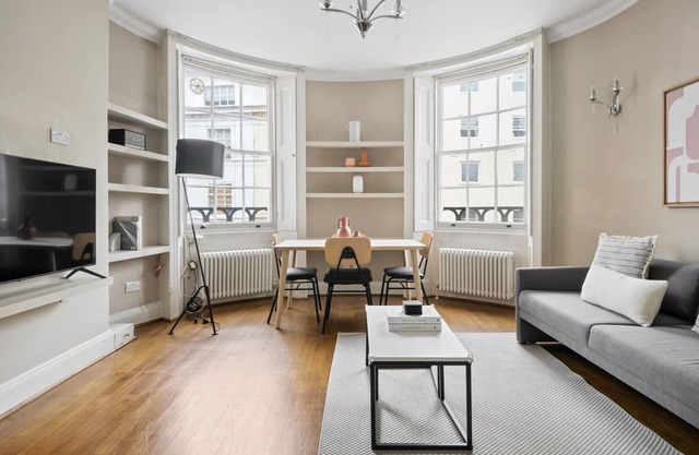 Sunlit Bayswater 2BR w/High Ceilings, near Hyde Park, by Blueground