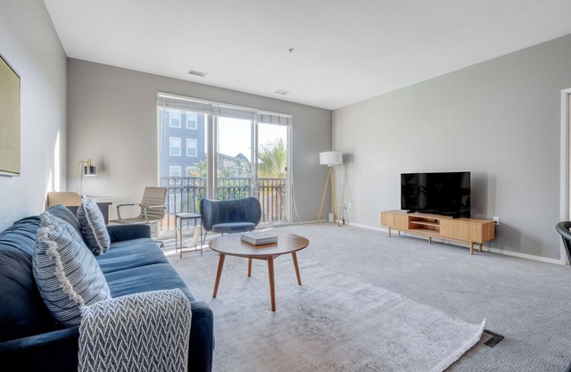 Sunlit Santana Row 2BR w/Gym & Pool, nr highways, by Blueground