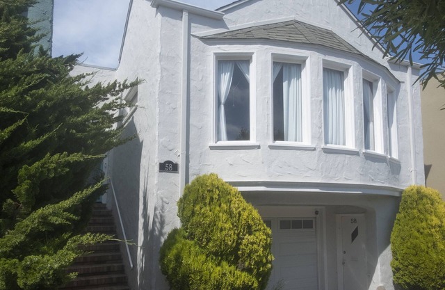 Sunny 1920s Gem – Free Parking, No Chores!