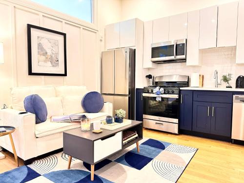 Sunny 1B1B Apt with full kitchen, Walk to Convention Center