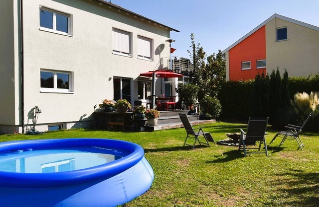 Sunny 4-room garden apartment with pool near the lake for up to 6 people