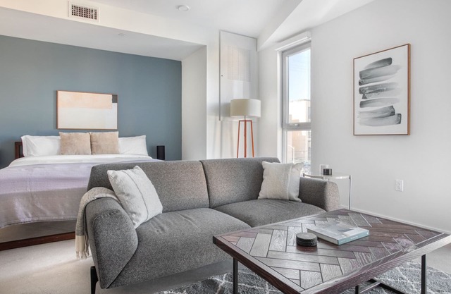 Sunny Culver City Studio w/Courtyard & Gym, close to 405, by Blueground