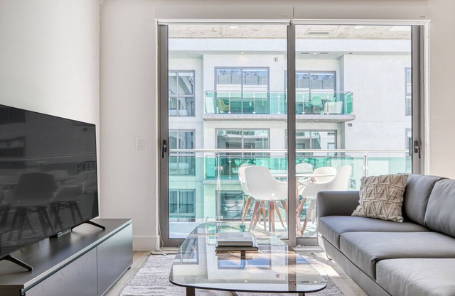 Sunny Downtown 1BR w/Pool, Gym & W/D near Staples Center, by Blueground