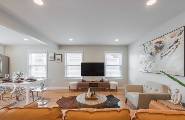 Sunny Downtown 2BR w/Parking