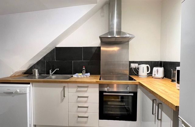 Sunny loft apt in London, a perfect base for tourists. Homely with amenities.